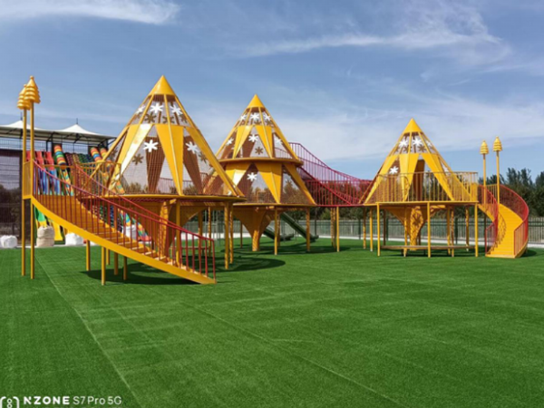 2022年8月，江蘇徐州紅楓森林公園，無(wú)動(dòng)力游樂(lè)項(xiàng)目落地完成，占地15000平，總投資300萬(wàn)。