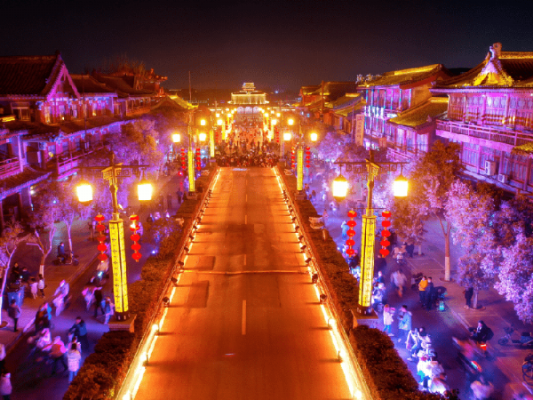 2022年12月，山東省泰安市大宋不 夜城項(xiàng)目全面啟動(dòng)，日接待客流量15萬(wàn)人次，火爆全國(guó)。